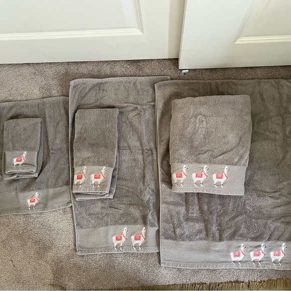 Pre-owned TT & Lola llama bath towel set - Picture 2 of 3